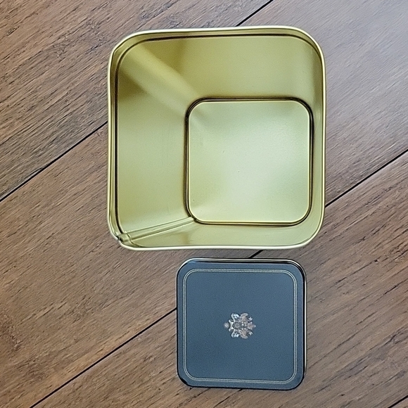 Harrods Knightbridge Butter Sultana Collectible Cookie Tin, Dark Green/Black - Picture 9 of 14